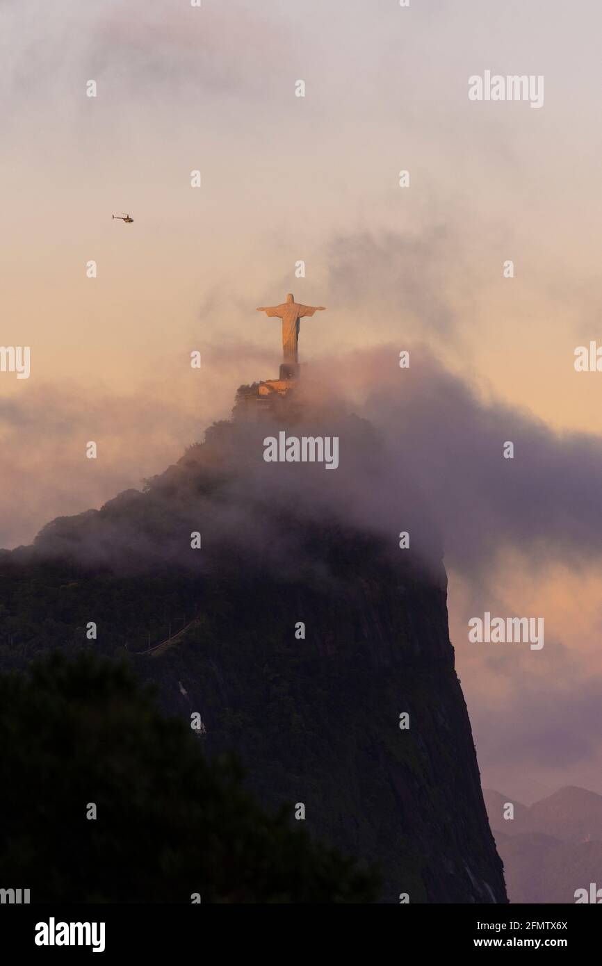 Belle vue sur la montagne du Corcovado et la statue du Christ Rédempteur Banque D'Images