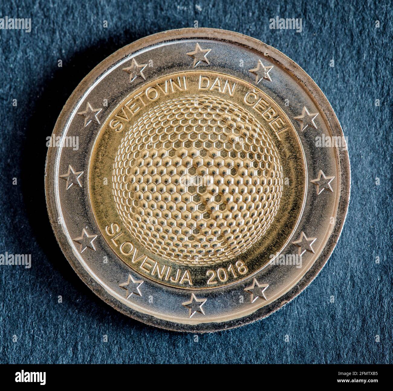 Côté national de deux pièces en euros émises par la Slovénie isolées sur fond noir. Édition spéciale de la Journée mondiale des abeilles 2018 Banque D'Images
