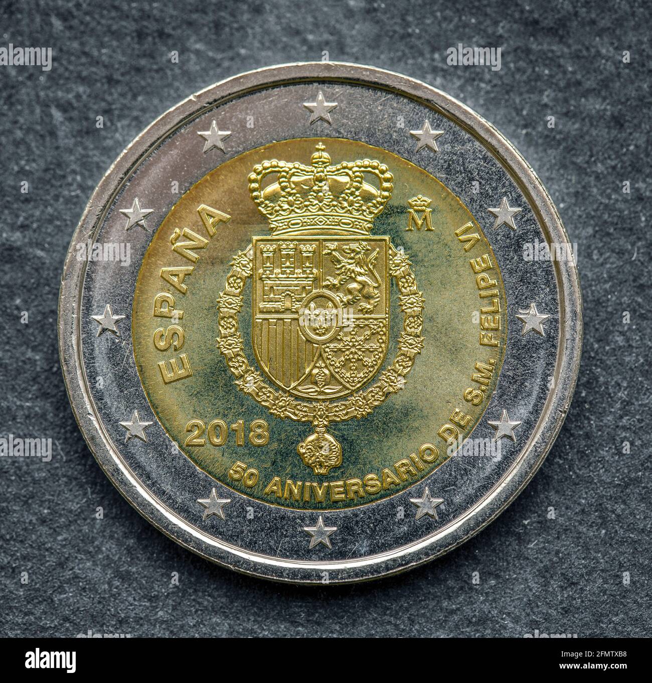 Côté national de deux pièces en euros émises par l'Espagne isolées sur fond noir. Édition spéciale 50e anniversaire du roi Felipe VI, représenté par son Banque D'Images