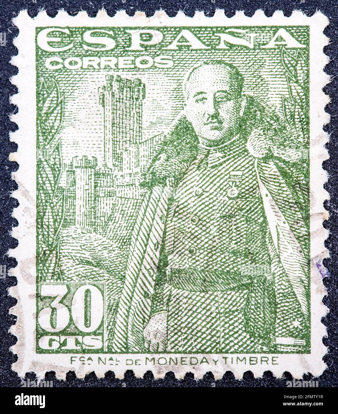 ESPAGNE - VERS 1948: Un timbre imprimé en Espagne montre le général Franco et Castillo de la Mota, vers 1948. Banque D'Images