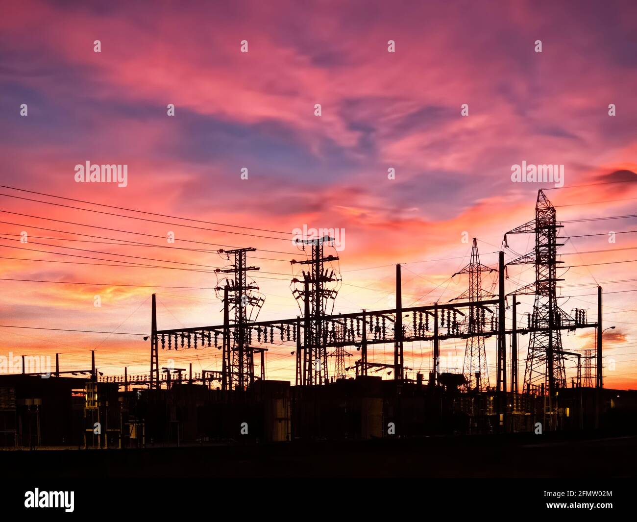 Sous-station de transformateur de puissance, sous-station de transformateur d'électricité, centre de transformation électrique, silhouette contre un ciel au coucher du soleil , horizontale Banque D'Images