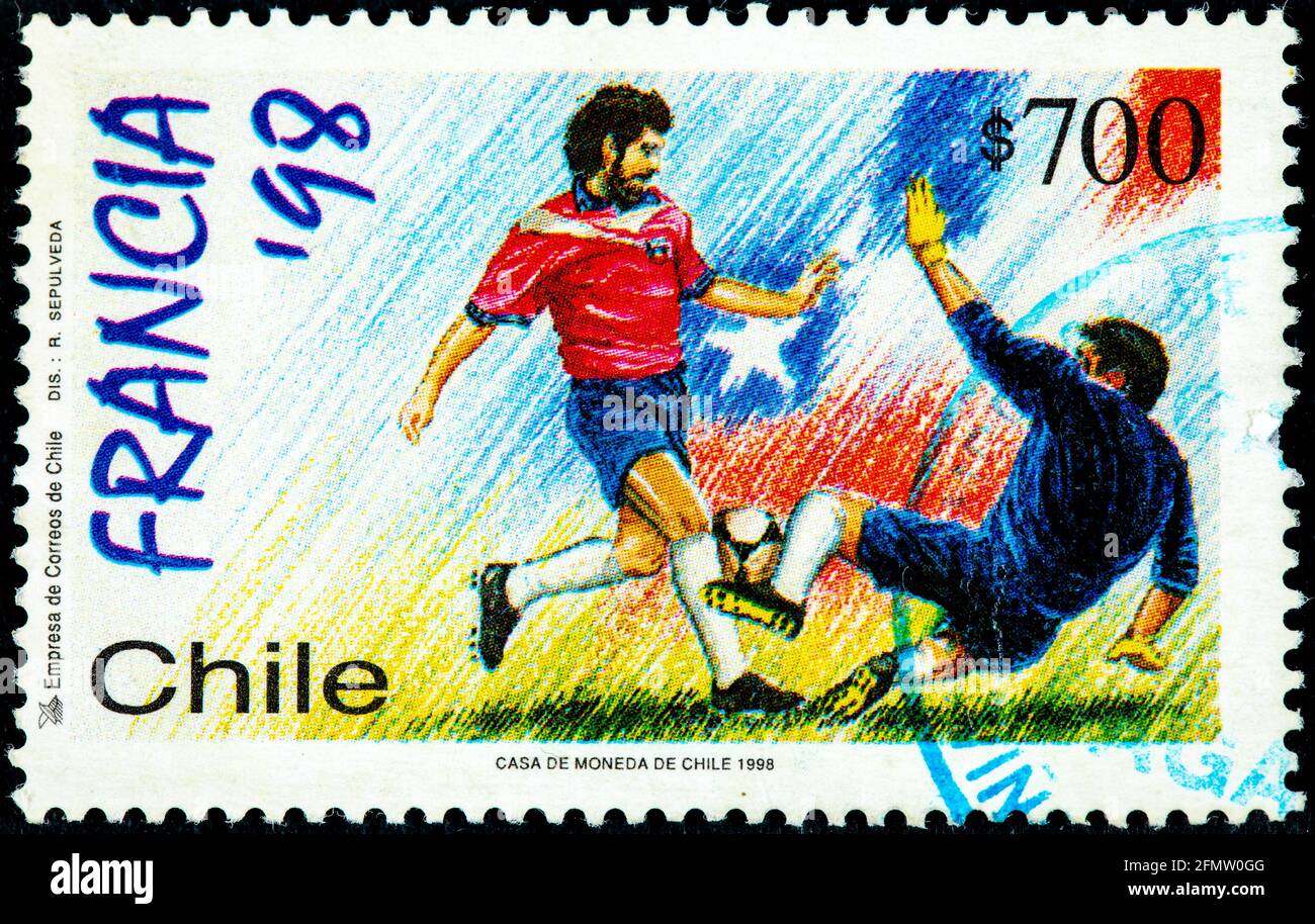 Chili - Circa 1998: Timbre-poste annulé imprimé par le Chili, montre deux athlètes de football de la série consacrée à la coupe du monde de France 98, vers 199 Banque D'Images