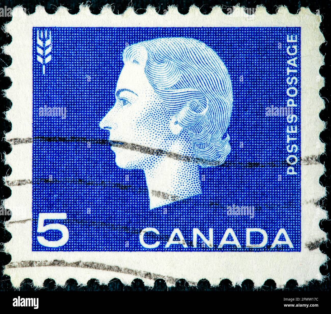 Canada - vers 1962 : un timbre postal imprimé au CANADA montre un portrait de la reine Elizabeth II de la série « Reine Elizabeth II » vers 1962 Banque D'Images
