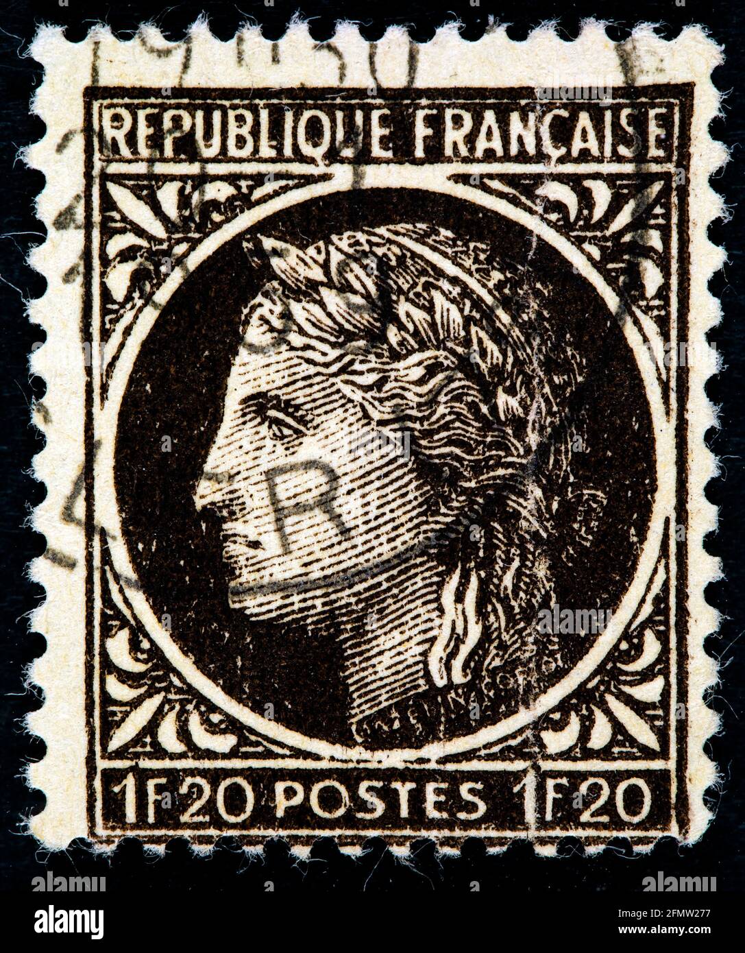 France - Circa 1945: Un timbre imprimé en france montre marianne - un symbole national français, vers 1945 Banque D'Images