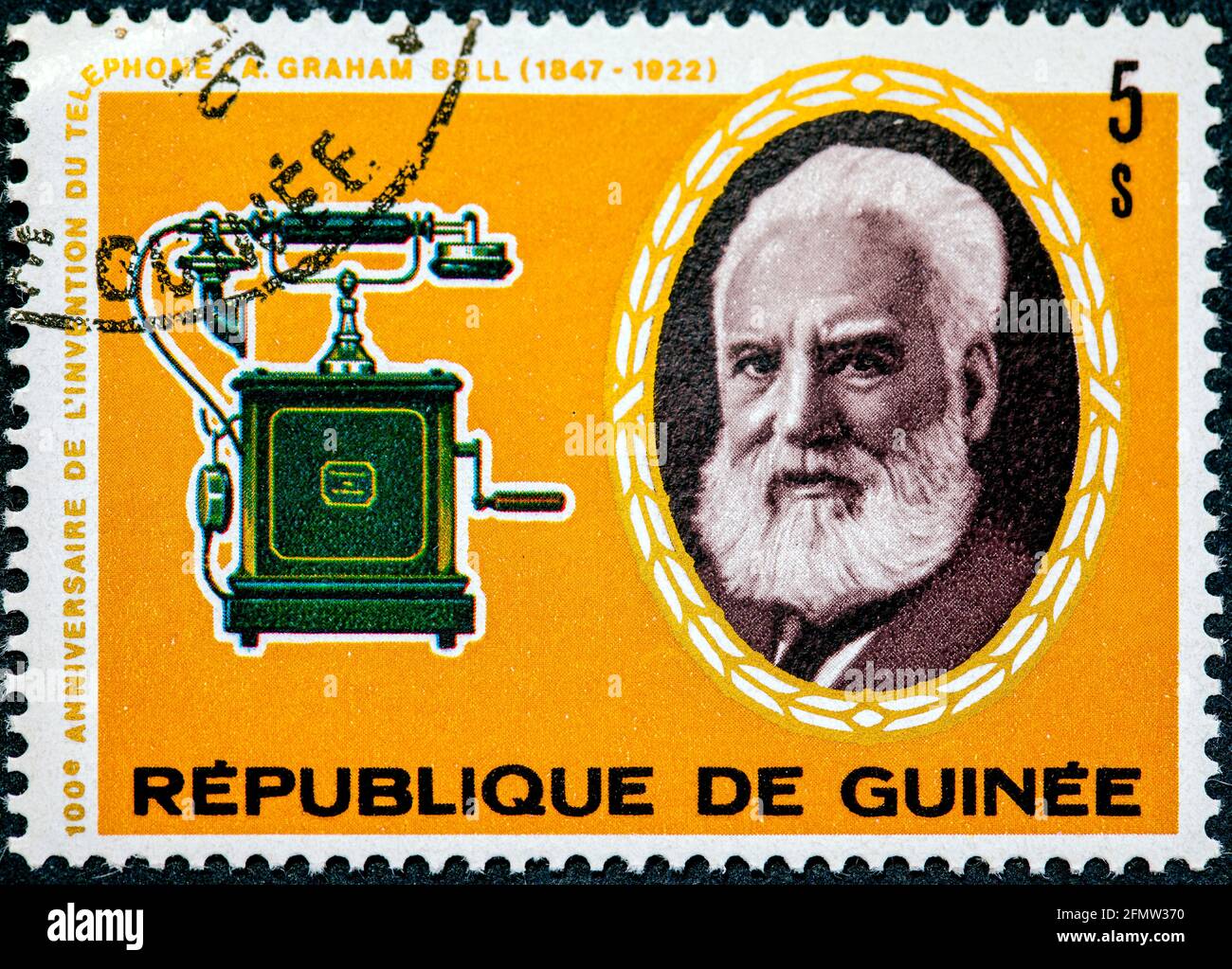 GUINÉE - VERS 1976 : un timbre imprimé par la Guinée montre Alexander Graham Bell (1847-1922), téléphone, vers 1976 O. Banque D'Images