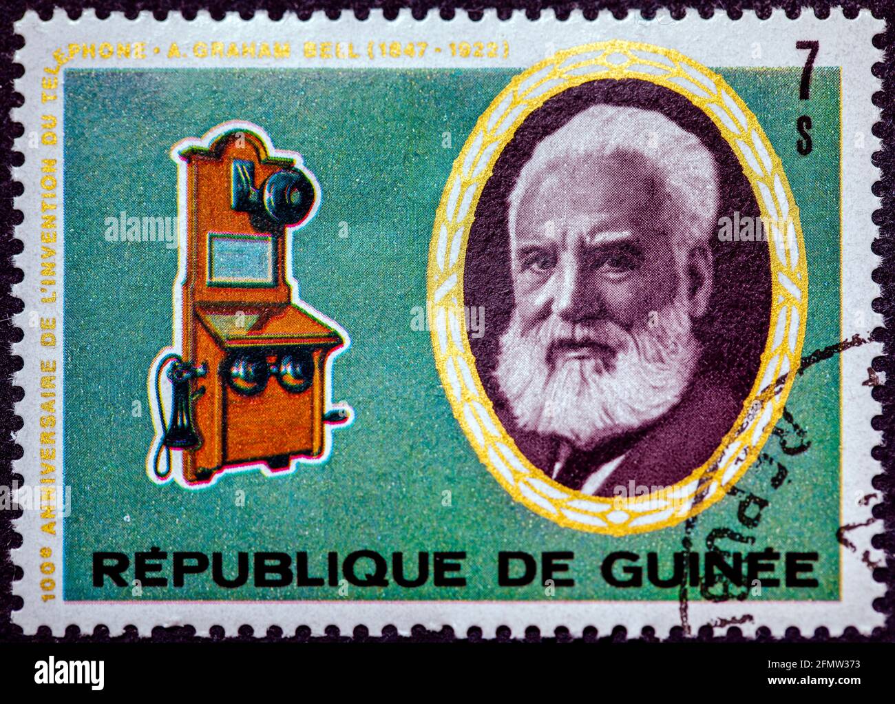 GUINÉE - VERS 1976 : un timbre imprimé en Guinée montre le portrait d'Alexander Graham Bell et de Telephone Switchboard operato, série, vers 1976 Banque D'Images