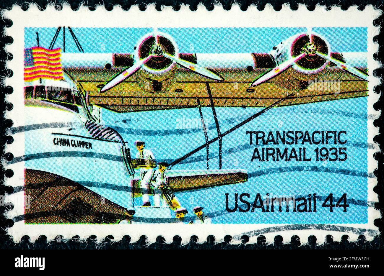 UNITED STATES - circa 1985 : timbres en United States (USA), avion China Clipper, montre à partir de la série 'Transpacific Airmail 1935" vers 1985 Banque D'Images