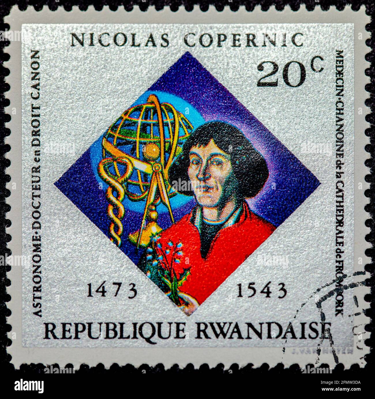 RWANDA - VERS 1973 : timbre annulé imprimé par le Rwanda, qui montre Nicolas Copernicus. Banque D'Images