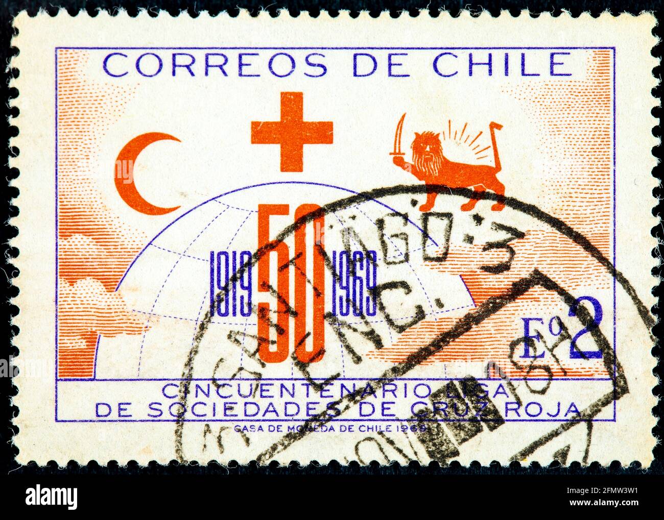 CHILI - VERS 1969 : un timbre imprimé au Chili pour le 50e anniversaire de la Ligue des sociétés de la Croix-Rouge montre la Croix-Rouge, le Croissant et le Lion, circ Banque D'Images