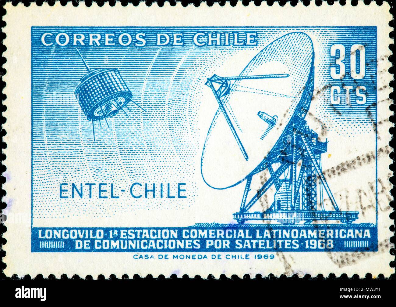 Chili - Circa 1969: Un timbre imprimé au Chili montre Longovilo, première station de communication par satellite commerciale d'Amérique latine. Vers 1969 Banque D'Images