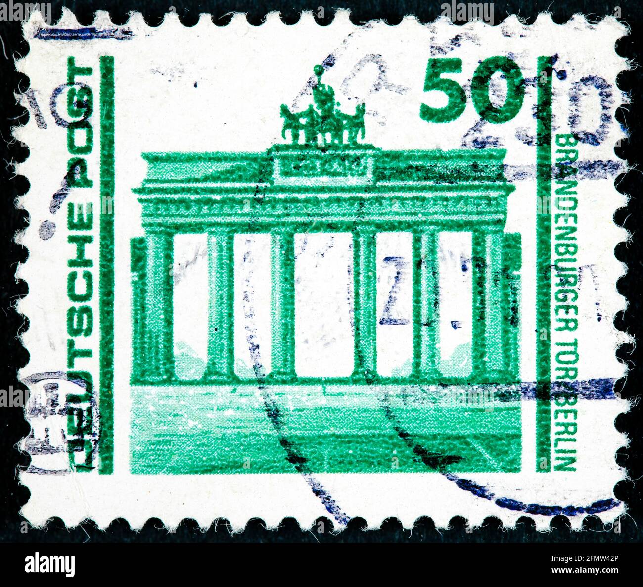 ALLEMAGNE - VERS 1990: Un timbre imprimé en Allemagne montre la porte de Brandebourg vers 1990 Banque D'Images