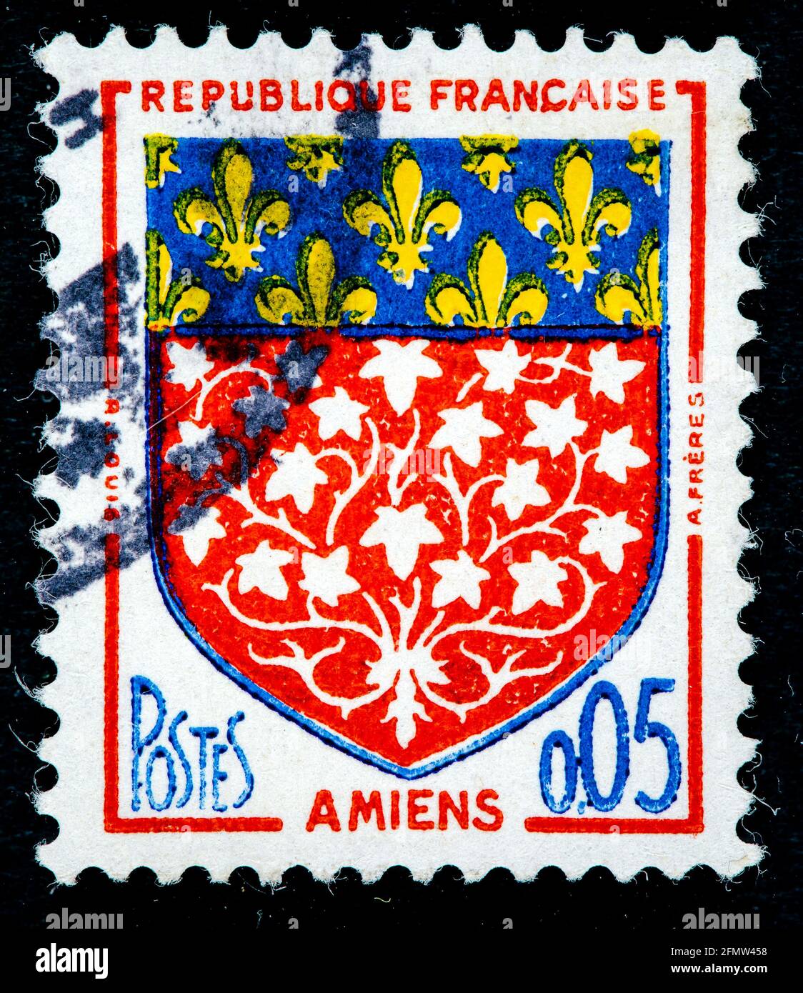 FRANCE - VERS 1962 : un timbre imprimé en France montre les armoiries d'Amiens vers 1962 Banque D'Images