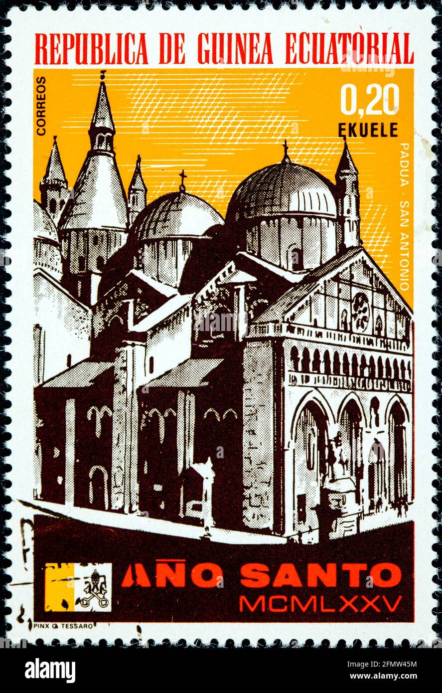 GUINÉE ÉQUATORIALE - VERS 1975: Un timbre imprimé en Guinée équatoriale, année Sainte montre Padoue, le Duomo Circa 1975 Banque D'Images