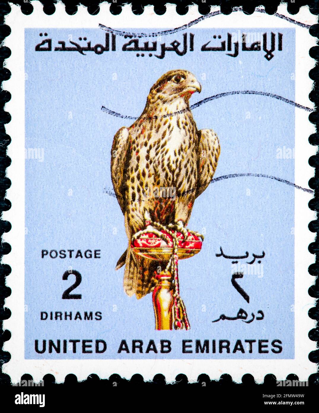 ÉMIRATS ARABES UNIS - VERS 1990 : un timbre imprimé aux Émirats arabes Unis montre le faucon, oiseau de proie, vers 1990 Banque D'Images
