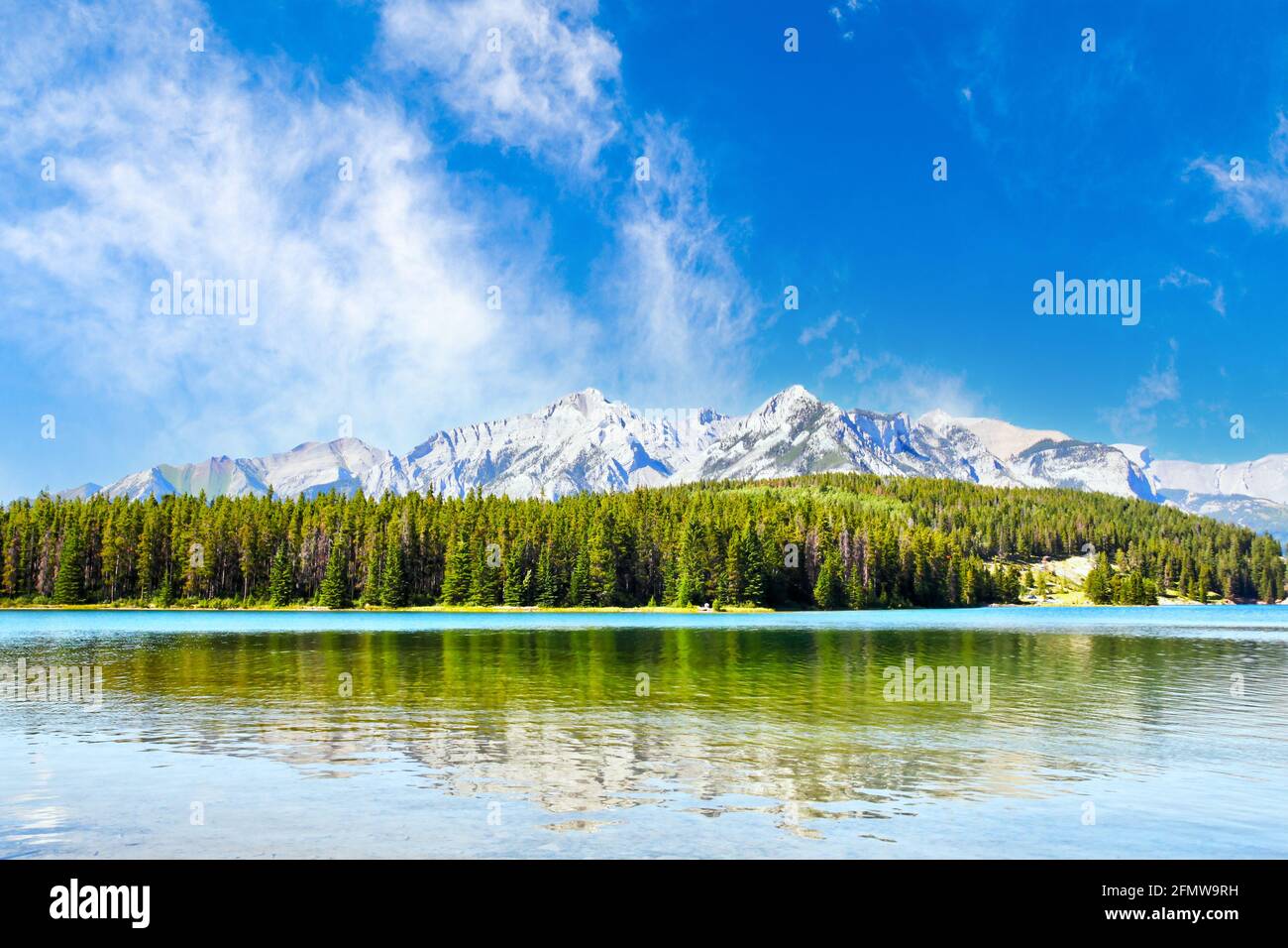 L'été à Two Jack Lake, dans les Rocheuses canadiennes du parc national Banff. Banque D'Images