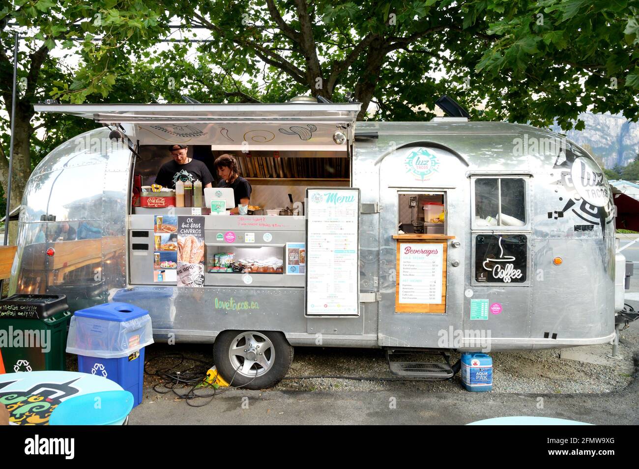 Une ancienne remorque Airstream transformée en un stand mobile mexicain de tacos. Banque D'Images