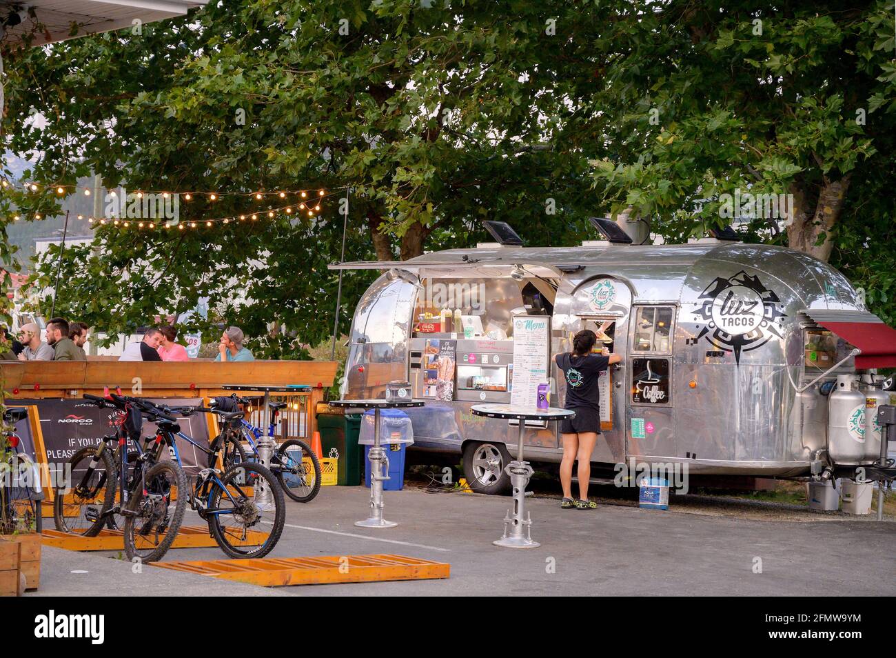 Une ancienne remorque Airstream transformée en un stand mobile mexicain de tacos. Banque D'Images