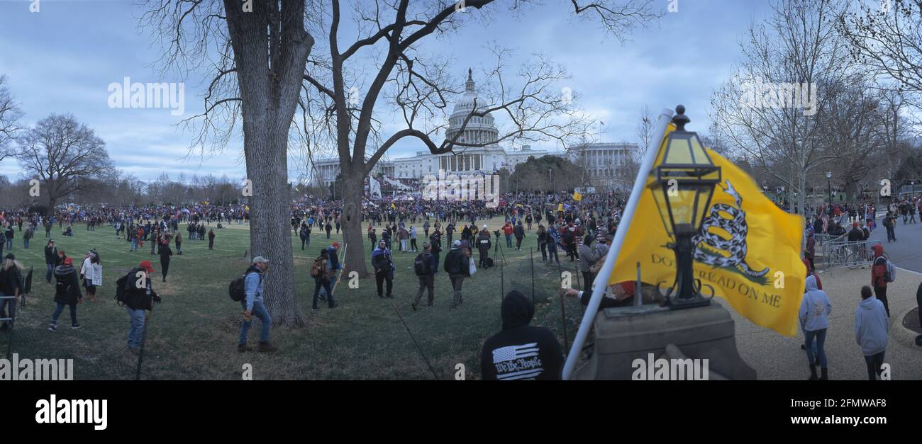 6 janvier 2021, les partisans du président Trump descendent dans le bâtiment du Capitole des États-Unis lorsque le Congrès détient la certification des votes électoraux. Washington DC États-Unis Banque D'Images