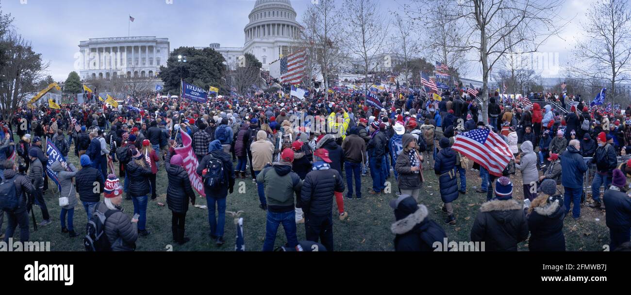 6 janvier 2021, les partisans du président Trump descendent dans le bâtiment du Capitole des États-Unis lorsque le Congrès détient la certification des votes électoraux. Washington DC États-Unis Banque D'Images