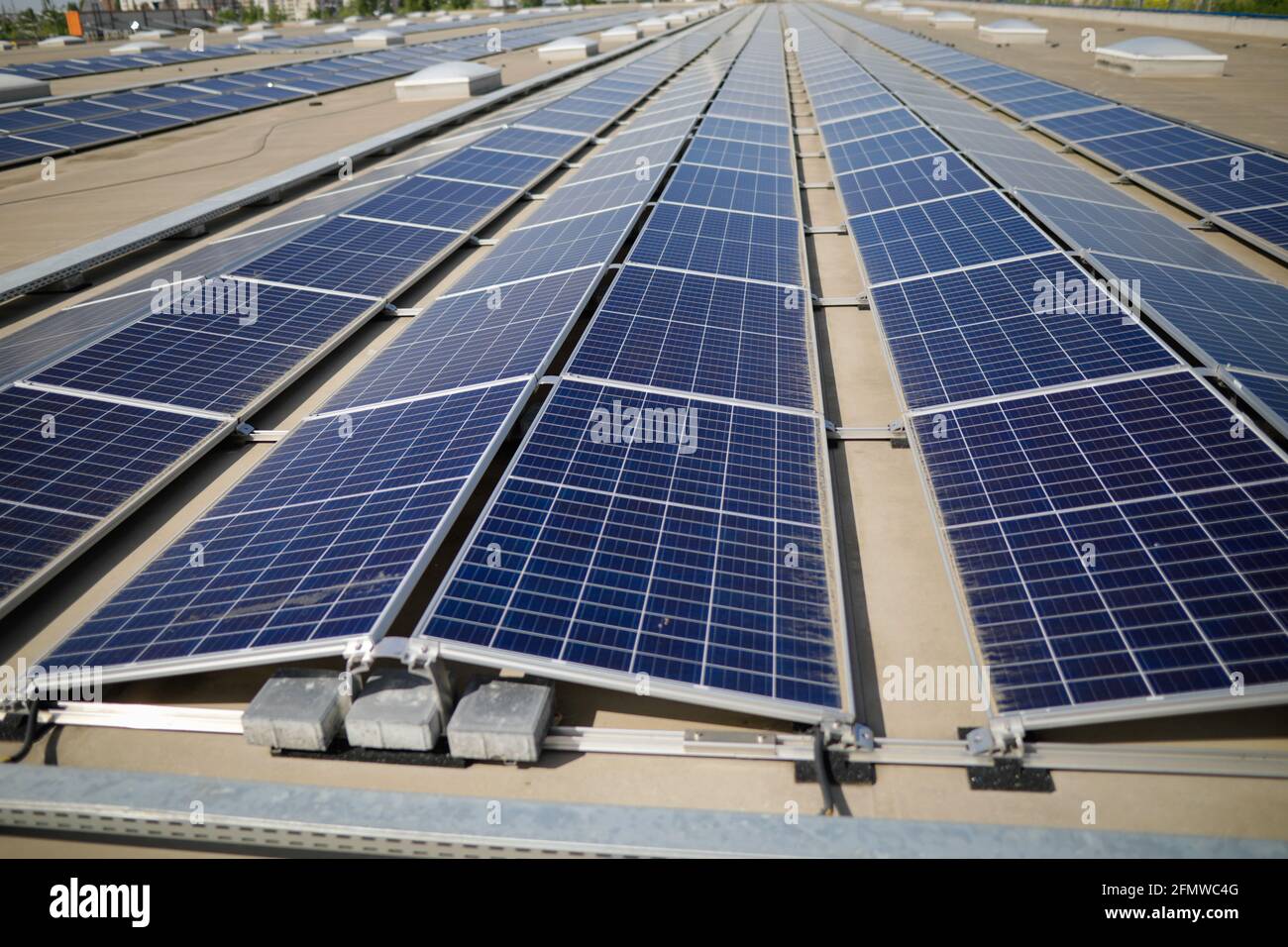 Panneaux solaires industriels sur le toit d'un hypermarché. Banque D'Images