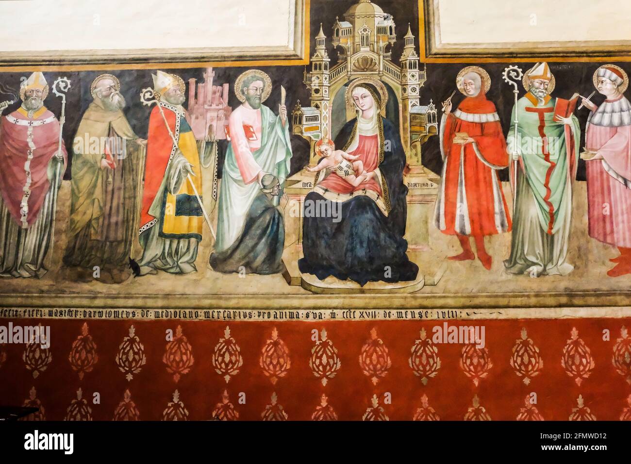 Fresques montrant la Vierge Marie avec le bébé Jésus avec saints dans la basilique San Petronio à Bologne Italie Banque D'Images