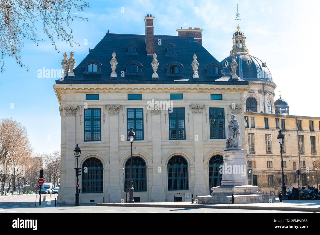 Paris, quai Malaçais près de la Seine, bel endroit avec l'Institut de France en arrière-plan Banque D'Images