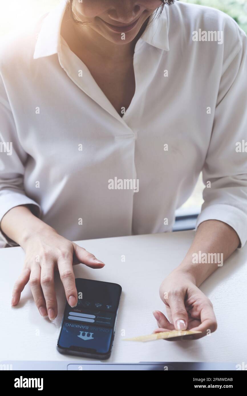 Femme utilisant une application bancaire mobile pour payer la maison, la taxe et la facture Banque D'Images