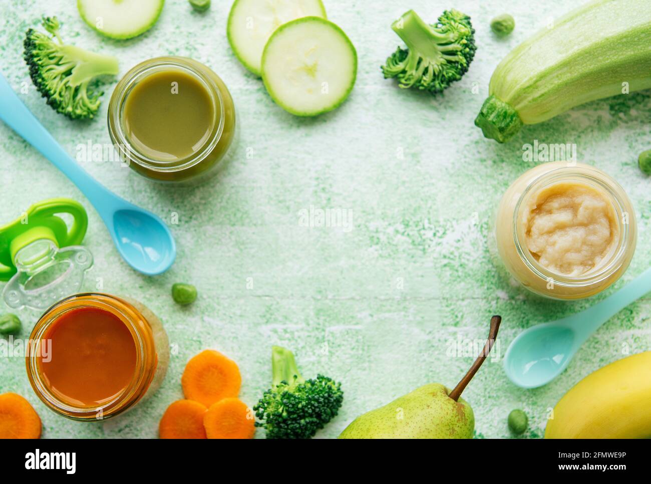 Nourriture Pour Bebe Assortiment De Puree De Fruits Et Legumes Plat Vue De Dessus Espace Pour Le Texte Photo Stock Alamy