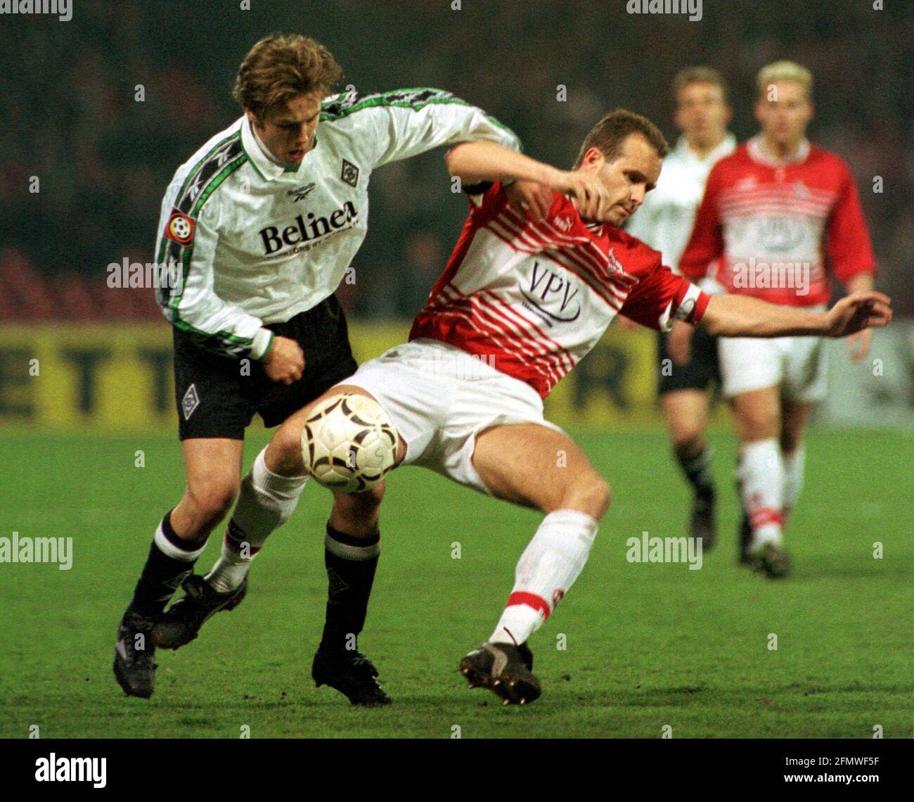 Cologne Allemagne 20.3.2000, football: 2ème saison Bundesliga 1999/2000, 1.FC Koeln (KOE,rouge) vs Borussia Moenchengladbach (BMG, blanc) 1:1 - Bernd KORZYNIETZ (BMG), Dirk LOTTNER (KOE) Banque D'Images