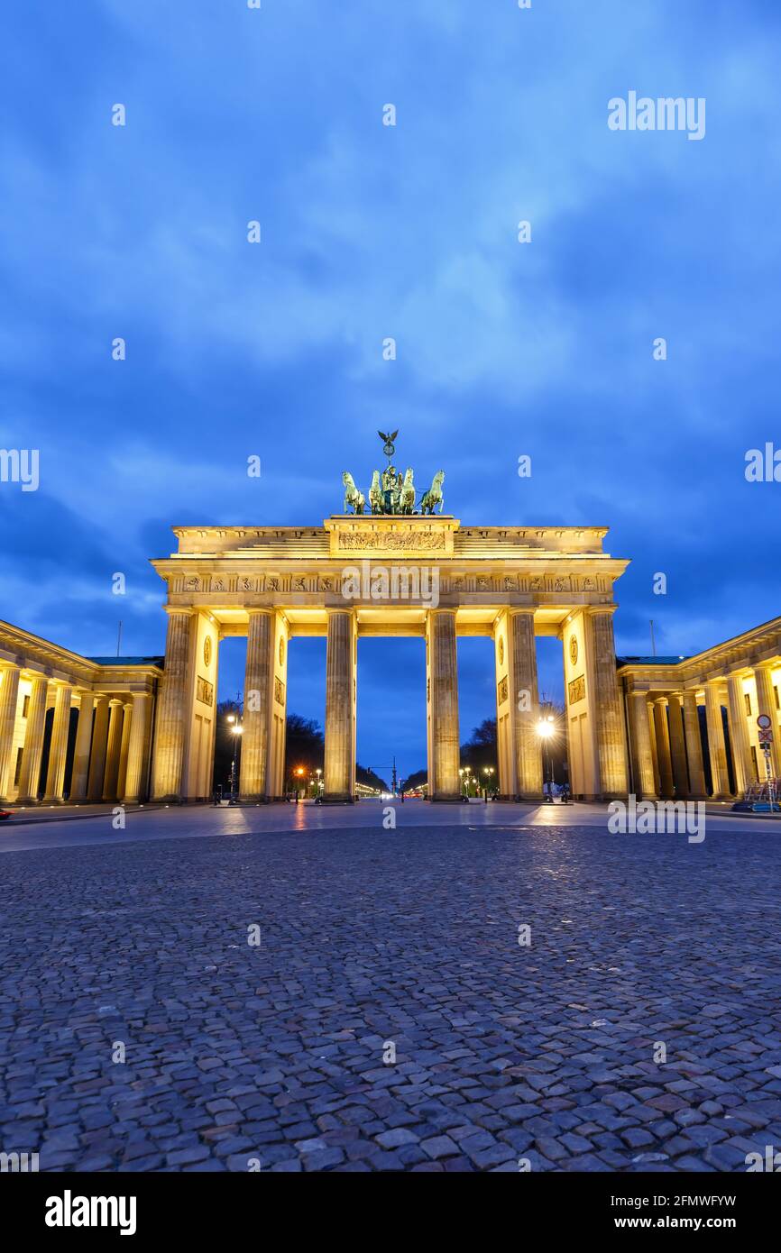 Berlin Brandenburger Tor porte de Brandebourg en Allemagne à la nuit bleue heure format portrait recopie espace copie crépuscule Banque D'Images