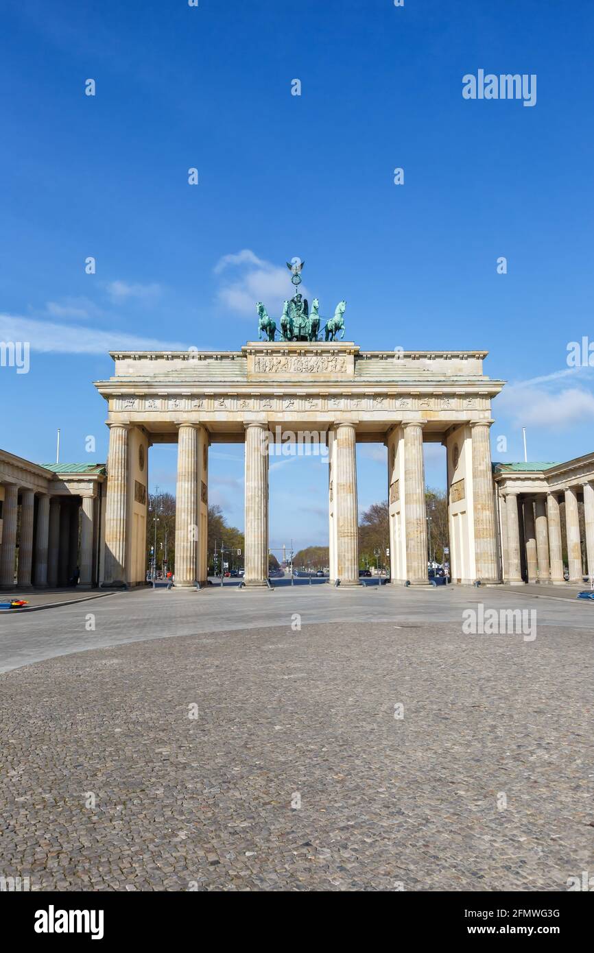 Berlin Brandenburger Tor porte de Brandebourg format portrait recopie espace copie En Allemagne vue Banque D'Images