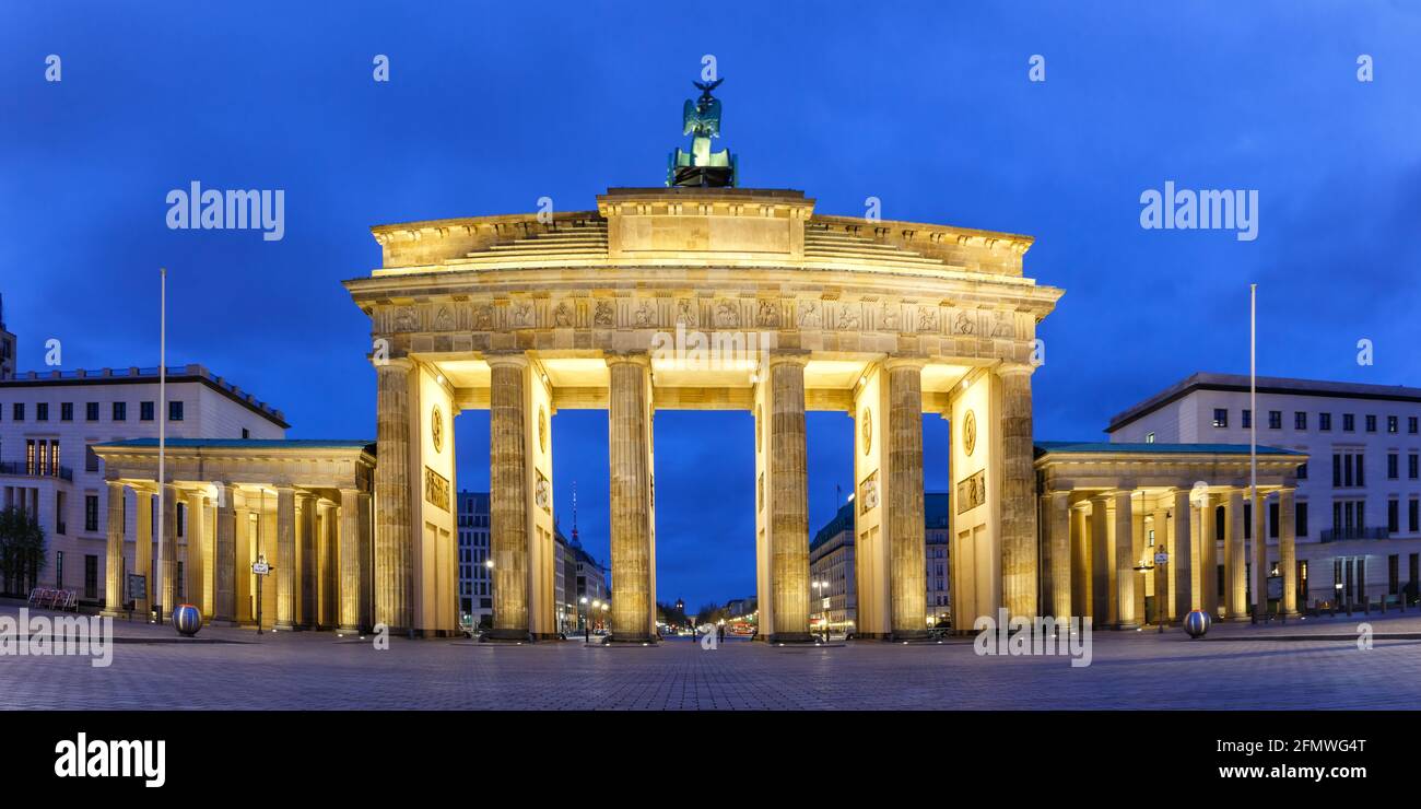 Berlin Brandenburger Tor porte de Brandebourg en Allemagne à la nuit bleue heure vue panoramique crépuscule Banque D'Images