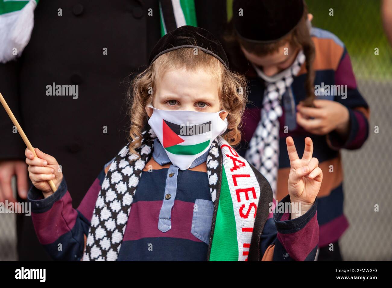 Washington, DC, Etats-Unis, 11 mai 2021. En photo : un jeune garçon juif donne un signe de paix devant la Maison Blanche lors d'une manifestation appelant les États-Unis à cesser de financer l'apartheid, l'occupation et la violence en Palestine. Crédit : Allison C Bailey / Alamy Live News Banque D'Images