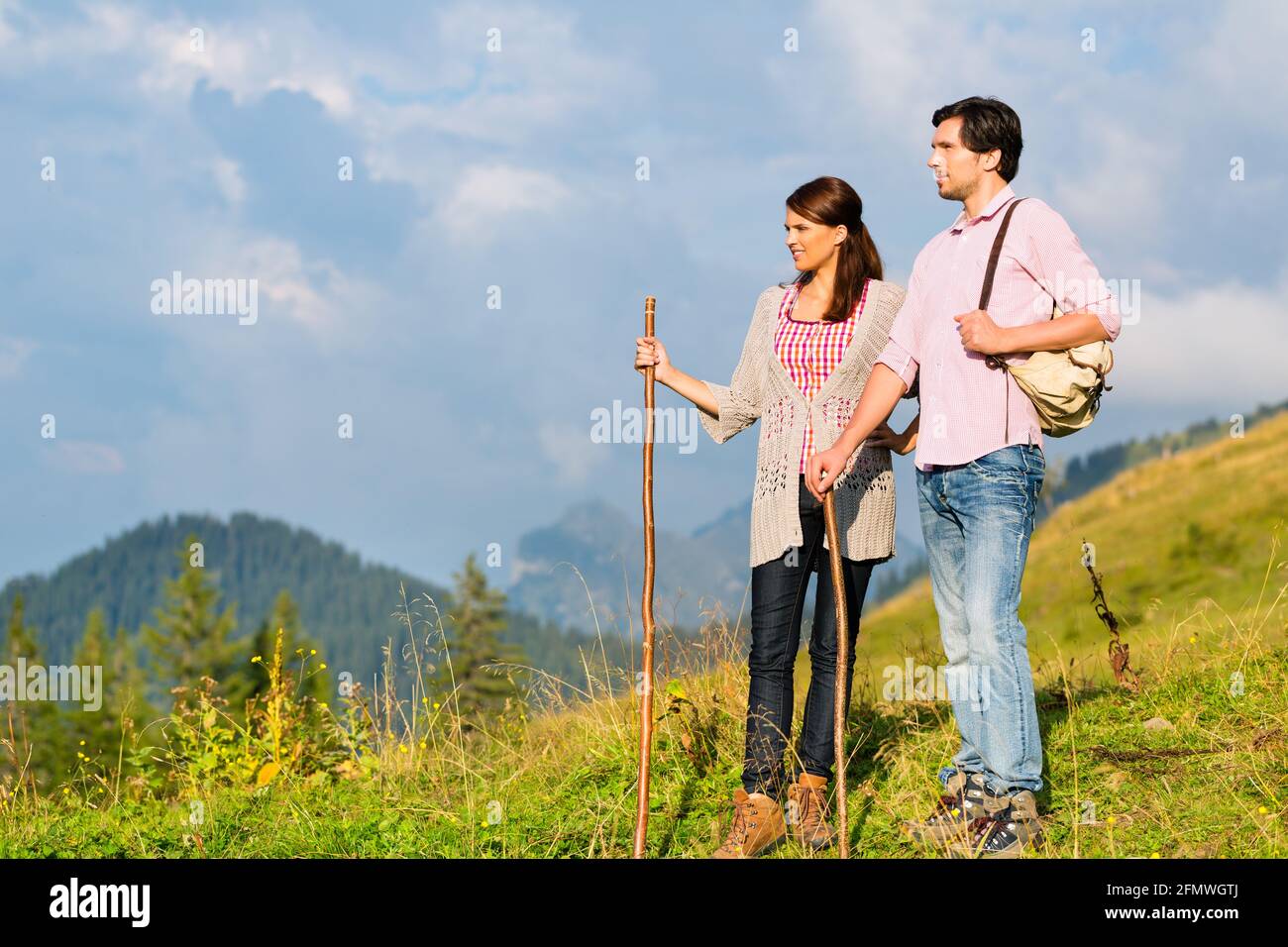 Sur quelques randonnées remise en forme vacances sur la montagne ou la prairie alpine dans les Alpes Banque D'Images