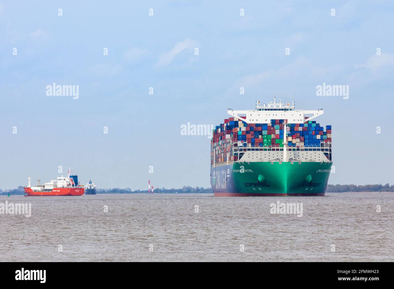 Stade, Allemagne – 8 mai 2021 : CMA CGM Montmartre, l'un des plus grands conteneurs alimentés par le gaz naturel liquide, sur l'Elbe en direction de Hambur Banque D'Images