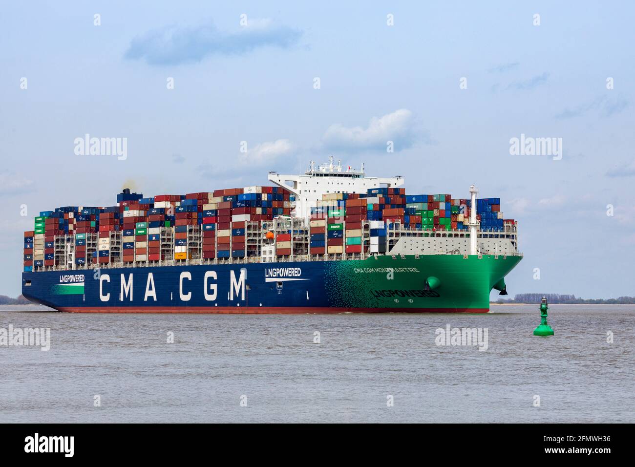Stade, Allemagne – 8 mai 2021 : CMA CGM Montmartre, l'un des plus grands conteneurs alimentés par le gaz naturel liquide, sur l'Elbe en direction de Hambur Banque D'Images