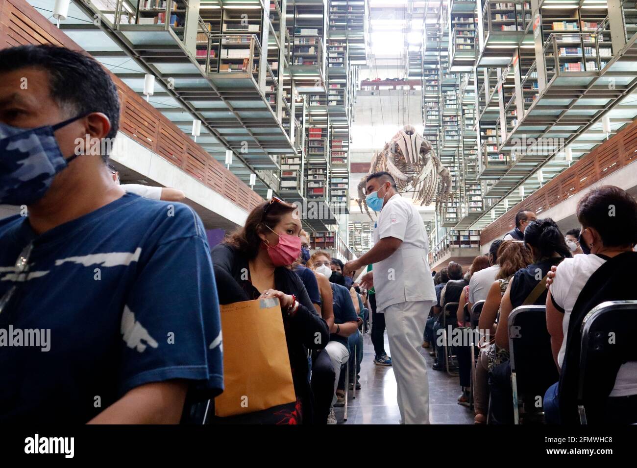 Non exclusif: MEXICO, MEXIQUE - MAI 11: Les travailleurs de la santé s'attaquent à la première dose du vaccin Pfizer-BioNTech Covid-19 pour les personnes âgées de 50 à 59 ans Banque D'Images