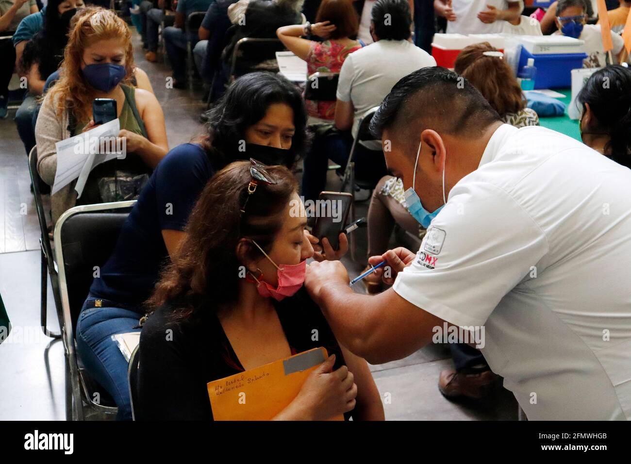 Non exclusif: MEXICO, MEXIQUE - MAI 11: Les travailleurs de la santé s'attaquent à la première dose du vaccin Pfizer-BioNTech Covid-19 pour les personnes âgées de 50 à 59 ans Banque D'Images