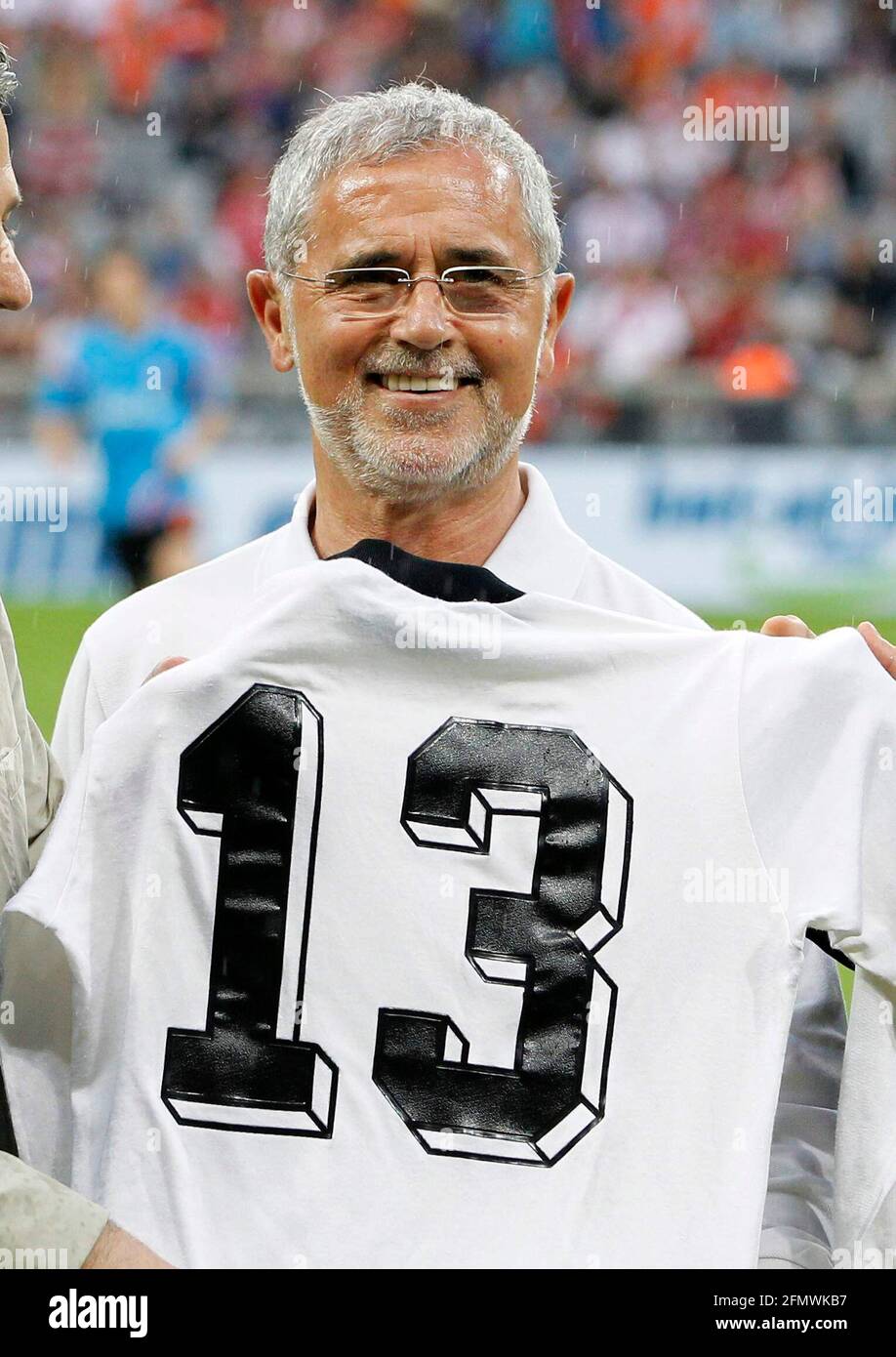 Firo football, football, match amical 22.05.2012, jeu de réparation, football - équipe nationale des pays-Bas FC Bayern Munich, Muenchen, FCB - pays-Bas, Hollande, 3: 2, Demi-figure, Gesture, Gerd Muller, Mueller, 38 ans après le triomphe de la coupe du monde de 1974, le maillot final de Gerd Muller, avec lequel l’ancien « bombardier de la nation » a marqué le vainqueur de 2-1 contre les pays-Bas à la 43e minute, revient après l’Allemagne. Muller prendra aujourd'hui l'exposition exceptionnelle du directeur du musée néerlandais du football Paul Martens Entversus dans le cadre du match amical entre le FC Bayern Mun Banque D'Images