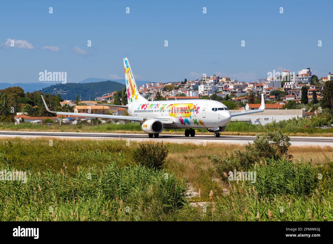 Skiathos, Grèce - 6 juin 2016 : Boeing 737-800 de Transavia avec la décoration spéciale Sunweb à l'aéroport de Skiathos (JSI) en Grèce. Banque D'Images