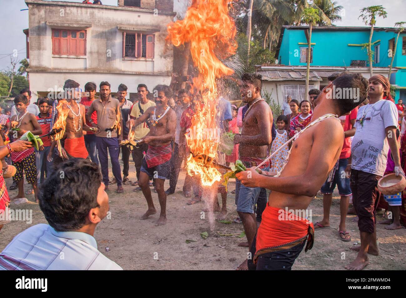 Gajan est un festival rural du Bengale.ici les dévotés ont inséré des flèches acérées dans leur corps, enveloppé de tissu autour de leurs têtes et les ont mis au feu. Banque D'Images