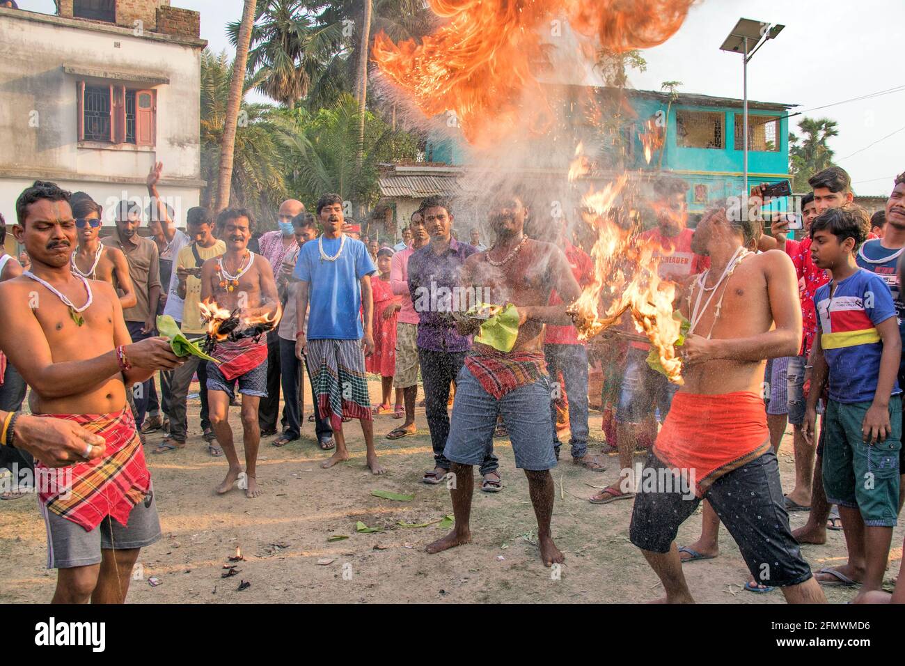 Gajan est un festival rural du Bengale.ici les dévotés ont inséré des flèches acérées dans leur corps, enveloppé de tissu autour de leurs têtes et les ont mis au feu. Banque D'Images