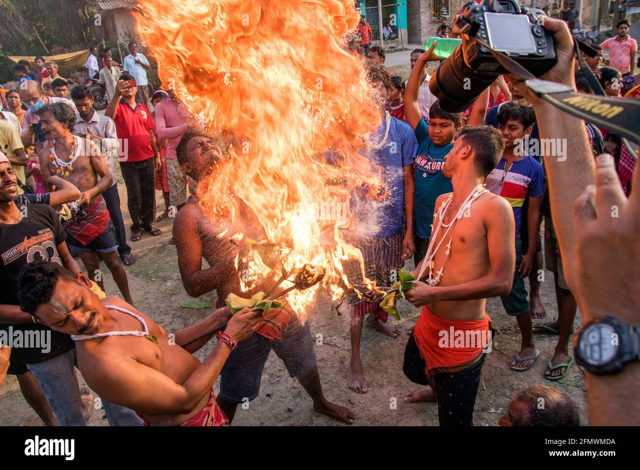 Gajan est un festival rural du Bengale.ici les dévotés ont inséré des flèches acérées dans leur corps, enveloppé de tissu autour de leurs têtes et les ont mis au feu. Banque D'Images