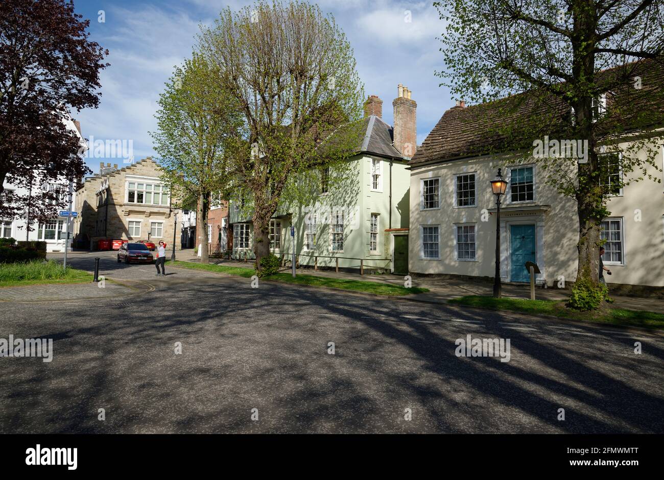 La cause à Horsham, West Sussex, Angleterre. Une jolie route menant de la place du marché à l'église St Marys. Un après-midi au début du printemps. Banque D'Images