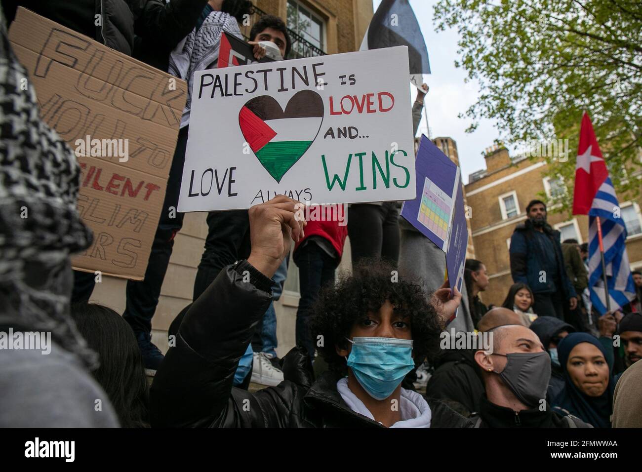 Londres, Royaume-Uni. 11 mai 2021. Des manifestants de la Palestine libre s'affrontent à la police lors de la manifestation Save Sheikh Jarrah à Whitehall, Londres, le mardi 11 mai 2021. Crédit : Lucy North/Alamy Live News Banque D'Images