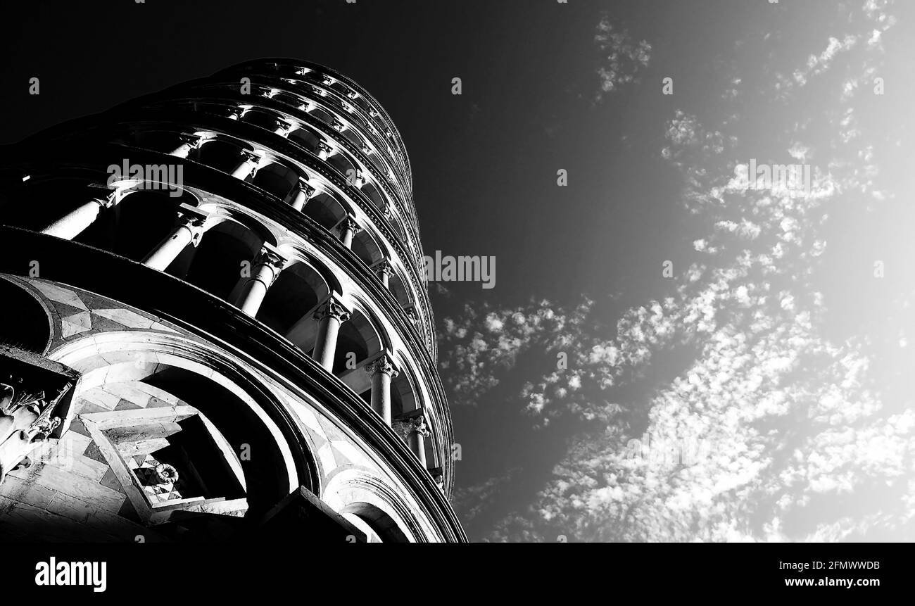 Célèbre tour penchée de Pise photographiée d'en dessous avec un prise de vue à couper le souffle avec effet noir et blanc pour mettre en évidence le formes architecturales Banque D'Images