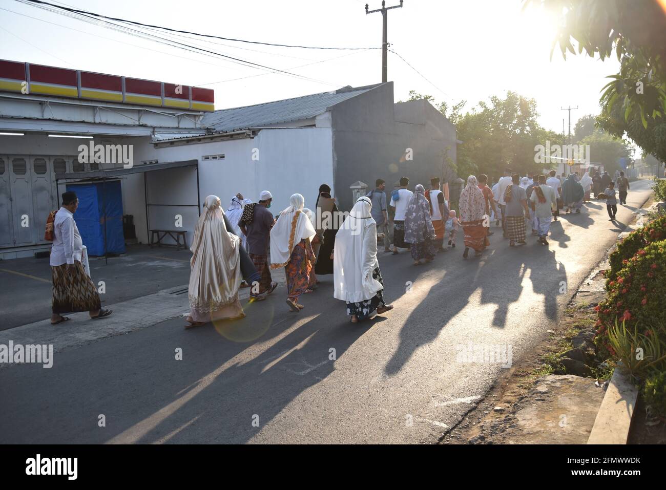 Majalengka, West Java, Indonésie - 31 juillet 2020 : les musulmans indonésiens qui rentrent chez eux après avoir assisté à la prière d'Eid à la mosquée locale Banque D'Images