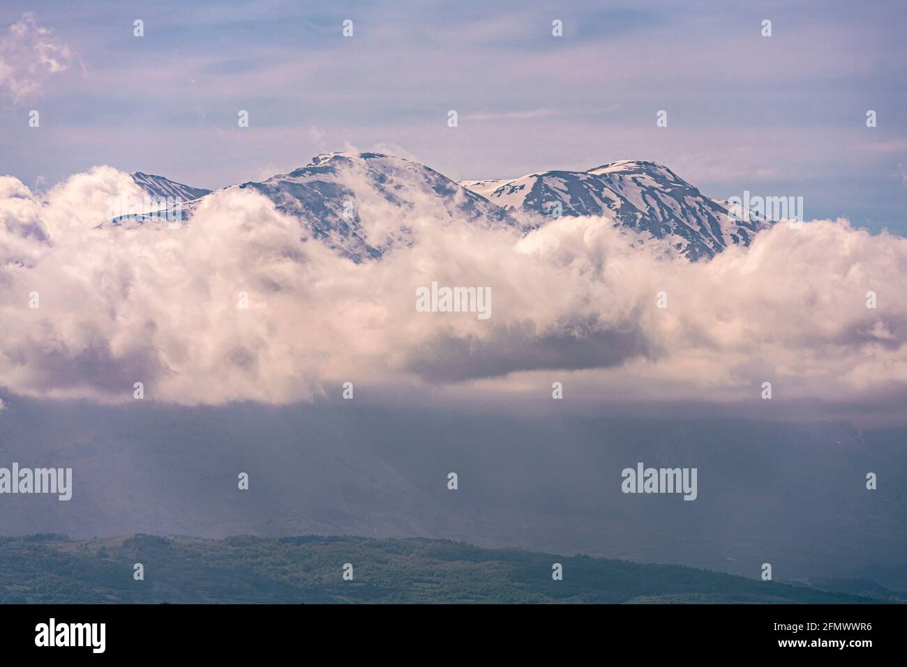 Sommets enneigés de la chaîne de montagnes de Maiella au-dessus des nuages. Le geopark de Maiella. Parc national de Maiella, Abruzzes, Italie, europe Banque D'Images