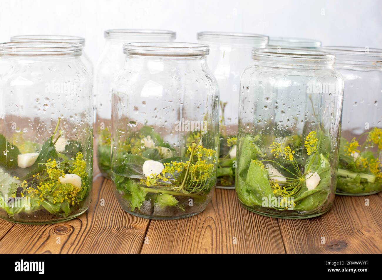 Bocaux aux épices, à l'ail et au cornichon pour préserver les