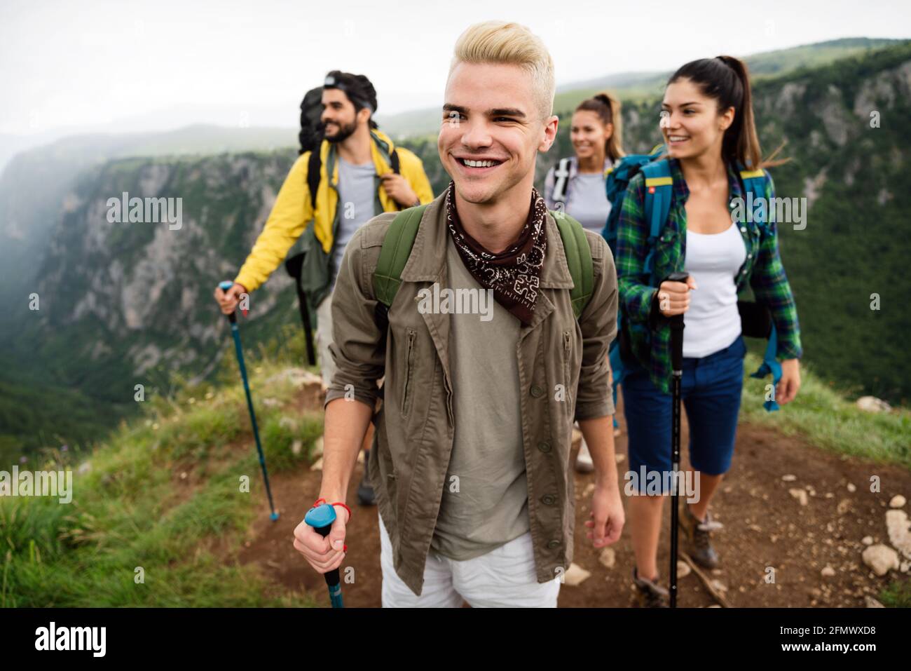 Faire de la randonnée avec des amis est tellement amusant. Groupe de jeunes avec sacs à dos ensemble Banque D'Images